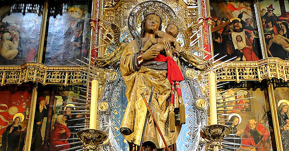 Bernard Gagnon, CC BY-SA 3.0, via Wikimedia Commons. Statue de la Vierge et l'Enfant dans la Cathédrale de l'Almudena de Madrid, Espagne.