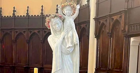 ©La Troménie de Marie La Vierge Marie et Jésus couronnés de fleurs.