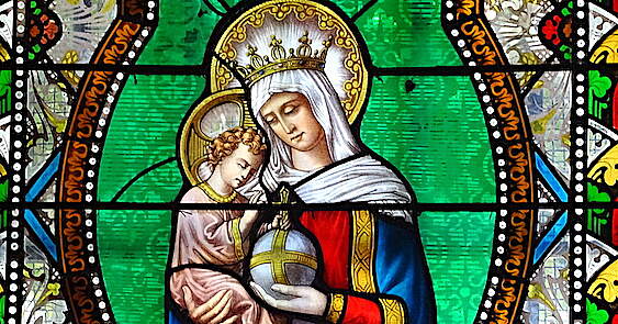 © Olive Titus, PDM-owner, via Wikimedia Commons. Vitrail de la Vierge Marie avec Jésus Enfant, église St-Blaise, Apchon (15), France