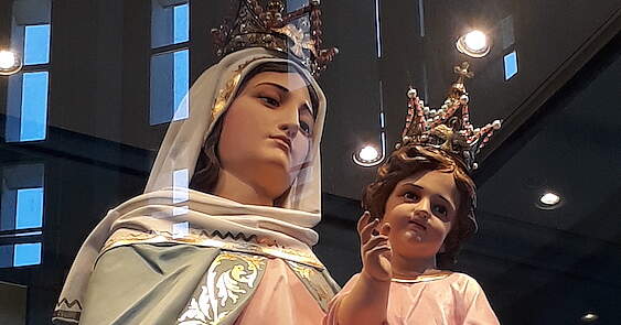 © Fernando de Gorocica, CC BY-SA 4.0, via Wikimedia Commons. La Vierge du Rosaire à San Nicolas de los Arroyos, en Argentine.