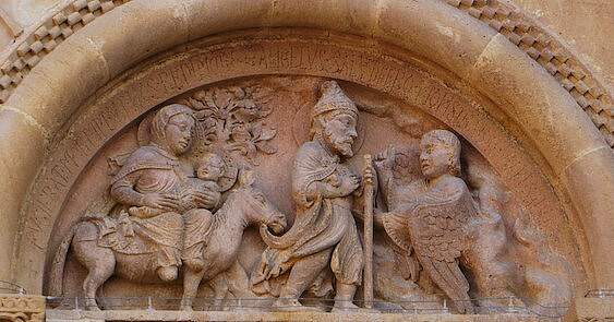 © Bernard Blanc via Flickr. La Fuite en Egypte, tympan du portail, église romane Ste Foy (XIe siècle), Morlaàs, Béarn, Pyrénées-Atlantiques, Aquitaine, France.