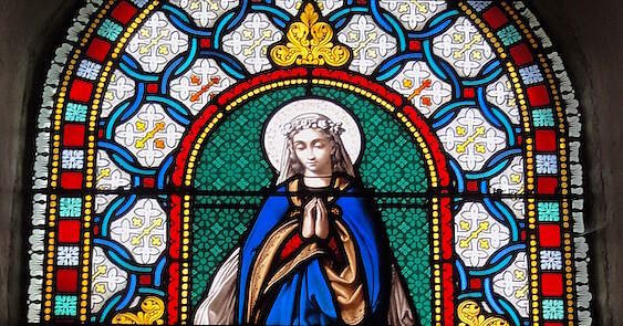 © Havang(nl), CC0, via Wikimedia Commons. La Hérie (Aisne) église, vitrail de la Sainte Vierge Marie.