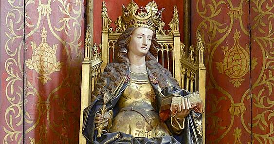 © Pascal3012, CC BY-SA 3.0, via Wikimedia Commons. Perpignan (Pyrénées-Orientales, France), intérieur de l'église St Jacques, retable de Notre-Dame-de-l'Espérance avec au centre une statue de Marie enceinte trônant.